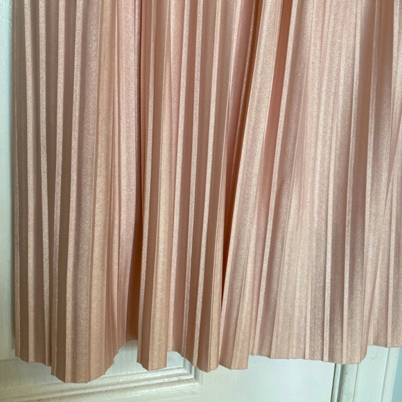 Delicate pleated pink midi skirt - Picture 3 of 3